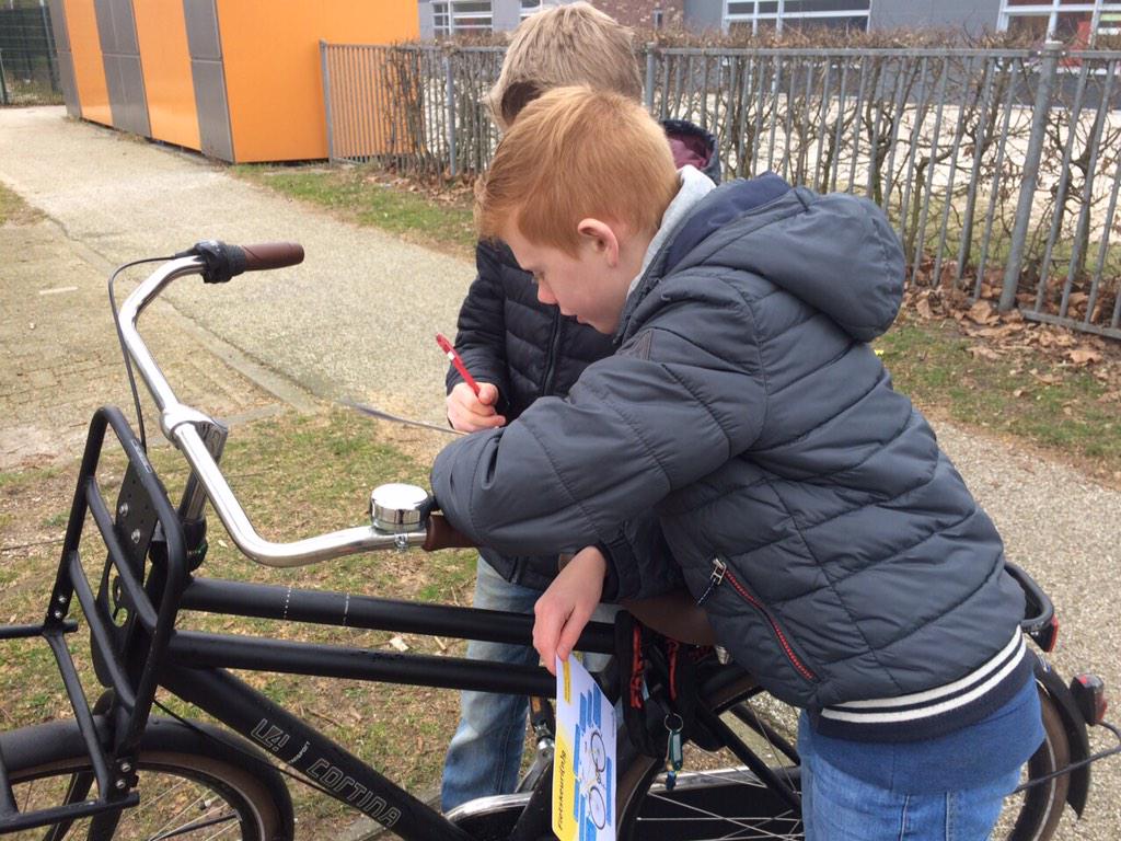 sbodeboemerang's tweet photo. Zo worden de kinderen van groep 7 nog vaardiger op de fiets! http://t.co/sBqDbEG2fH