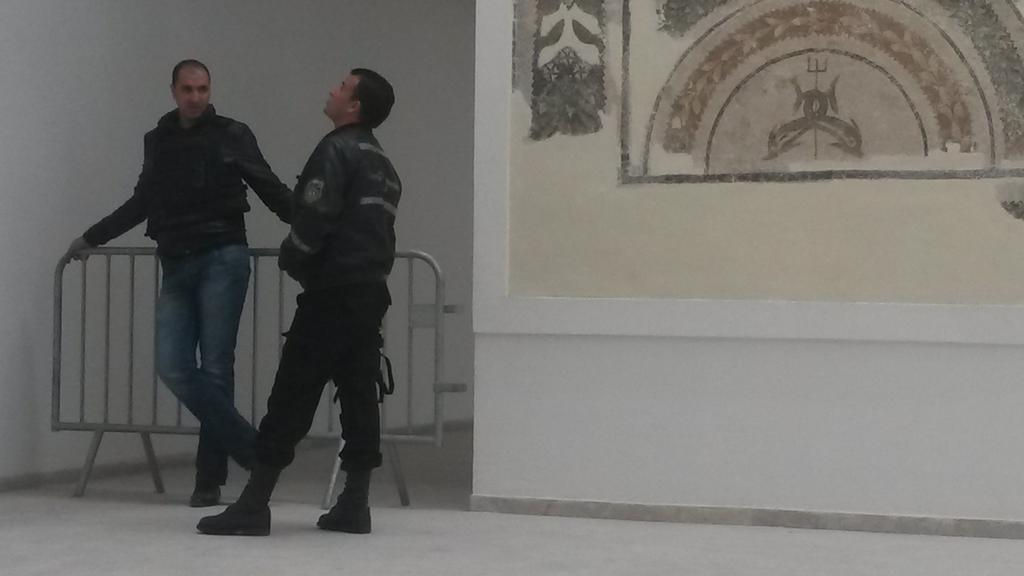 مقتل 7 سياح وتونسي واحد في هجوم على متحف باردو وسط العاصمة تونس CAdR7q_WoAE8Pnh