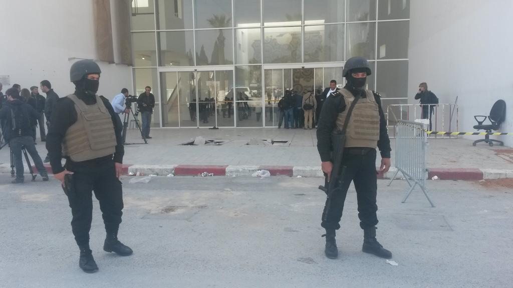 مقتل 7 سياح وتونسي واحد في هجوم على متحف باردو وسط العاصمة تونس CAdR8FeW4AAQ-WM