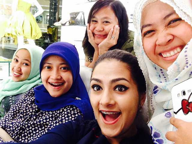 annasuhayat's tweet image. Hihihihi... Td siang di toko sepatu :D w/ @Yoenita_Riska @Kwsar @irfana @happy  #sency #Rotelli