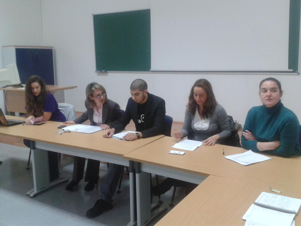 FCom_US's tweet photo. #FcomHoy: Nuestra Decana @marramirez participa en el #AgoraFcom organizada por @alumnosfcom. http://t.co/3ILMdN7O7e