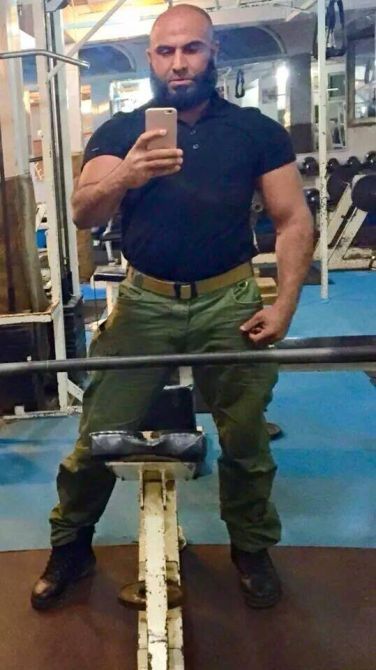 news24tvchannel's tweet photo. मिलिए 'रैम्बो' से जो 'इस् ... - http://t.co/GF544gMgoB #AbuAzarel #ArchangleOfDeath #IslamicState #RamboOfIraq http://t.co/WV55ynB86M