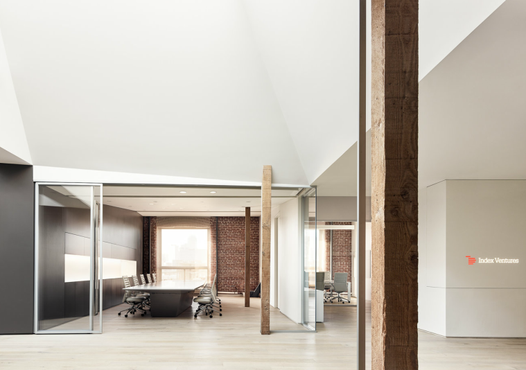 minimalissimo's tweet photo. This creative office design features exposed brick, wood beams, and natural light. #minimalism http://t.co/74YgmLHfbk http://t.co/5a0fzfJURT