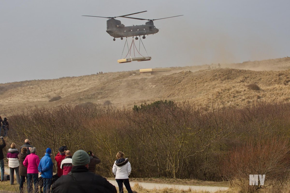MarcelVIP's tweet photo. Een #Chinook -transporthelikopter brengt nieuwe dak van de vuurleidingsbunker #Atlantikwall Museum. #Noordwijk http://t.co/BPo0LUPqCa