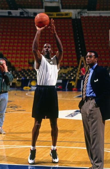 NBAHistory's tweet image. On this date, 20 years ago, MJ re-joined a 34-31 Bulls team that had 17 games remaining before the playoffs #MJBack