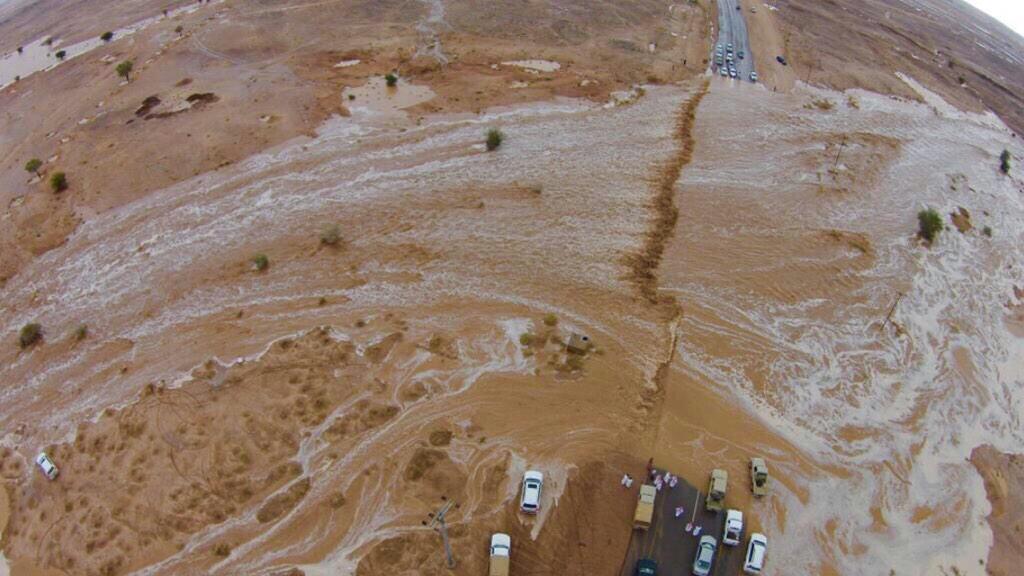 ما شاء الله 

الله ينفع به

السيل قطع الطريق جنوب شرق الدوادمي .

. "