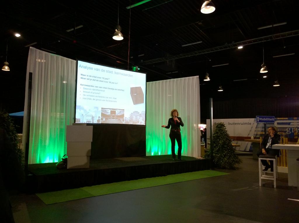 @CarolienGehrels <a href="/Arcadis/">Arcadis</a> noemt Veghel @PhilipsLightNL voorbeeldproject revitalisering binnenstad op #StadenRuimte