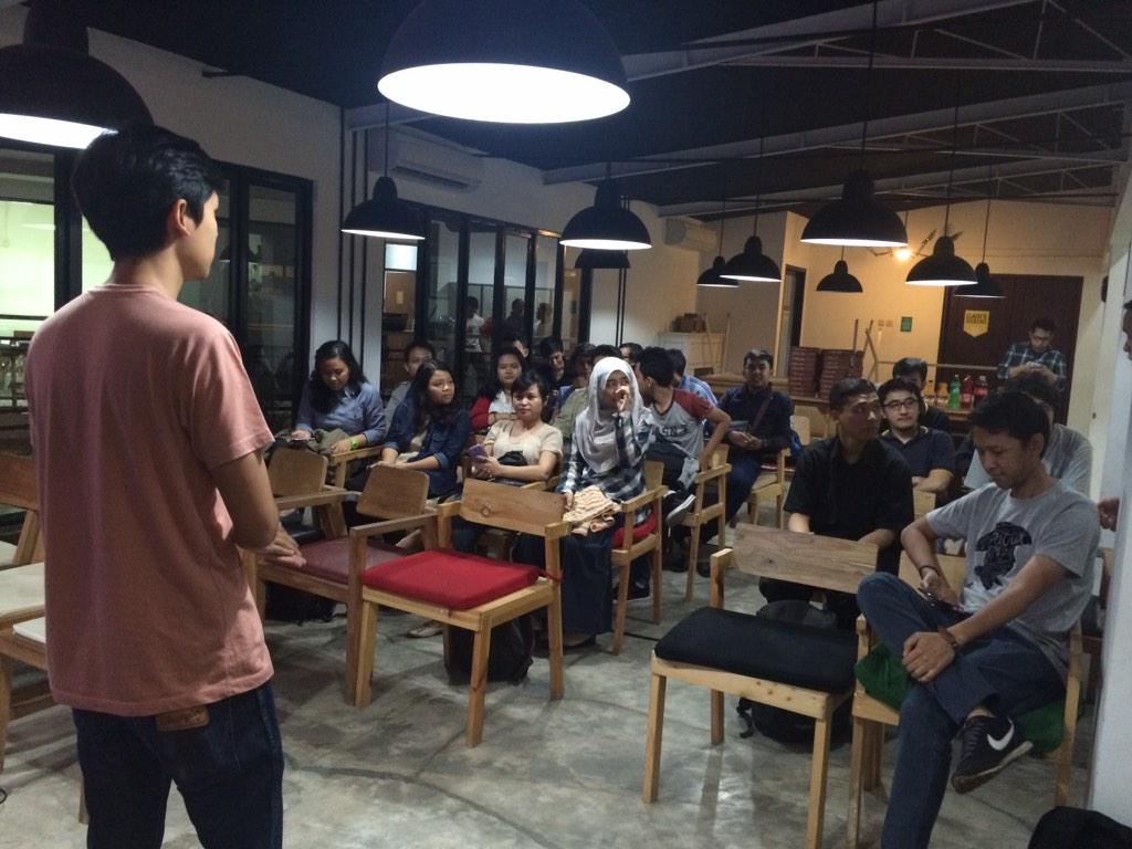 pizzadata's tweet photo. Opening speech dari @praw yang sekaligus membuka meet up #PizzaData kali ini! Udah rame~ :3 http://t.co/schQ9dCilX
