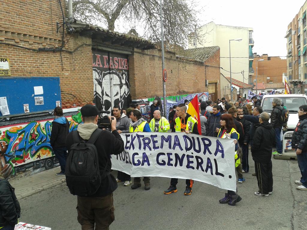parasiteando's tweet photo. #ColumnaExtremadura llega a #CSOALaK21MVoCasika #LaCasikaNoSeToca #MarchasDeLaDignidad #21MVolvemosaMadrid http://t.co/BlJNZ2Xx53