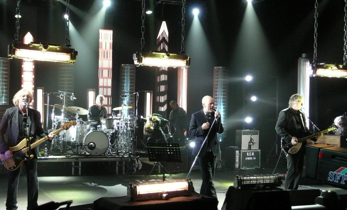 R. Солист группы рэм. E. R. R e m up.