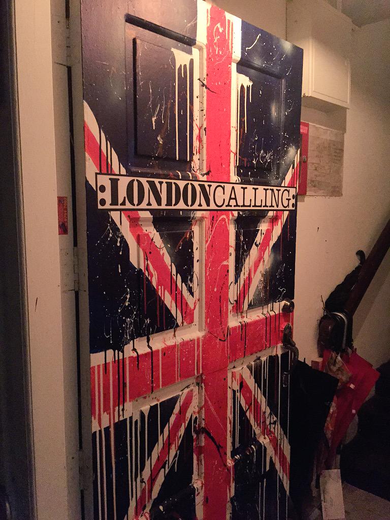 DeeBlackman's tweet photo. Always a good eve when you can check out the underground art scene in #Singapore #StruckGold @LDN_Calling_ http://t.co/yVgiBcegzi