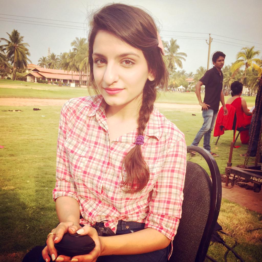 PrakritiKakar's tweet image. Yesterday #soundchecking in #goa! Performing in Goa is always a party!