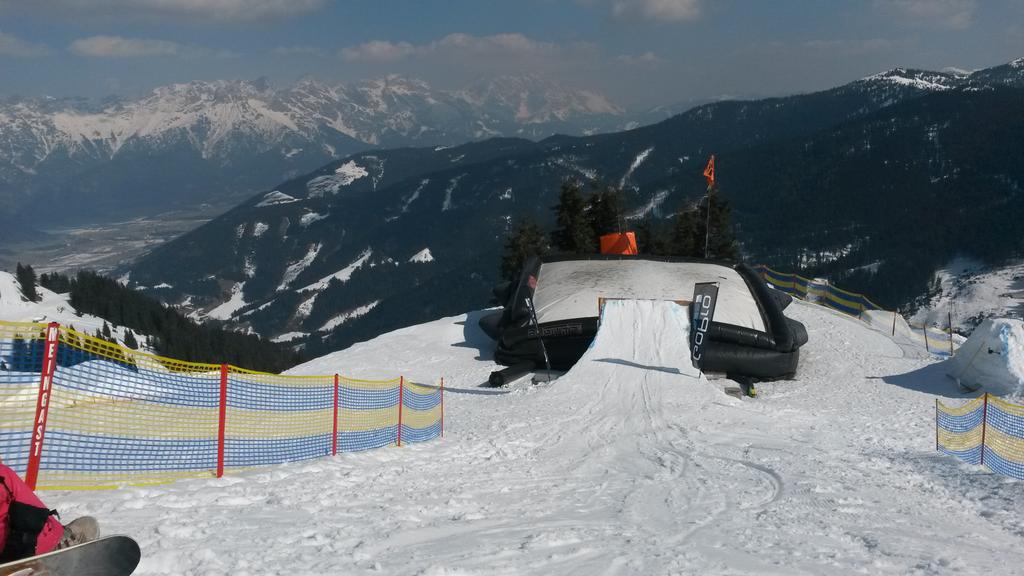 bizzsaalbach's tweet photo. Voor de echte waaghalzen in leogang kun je gratis jumpen op de airbag in t funpark! 😆 http://t.co/ReEkwW7aqF
