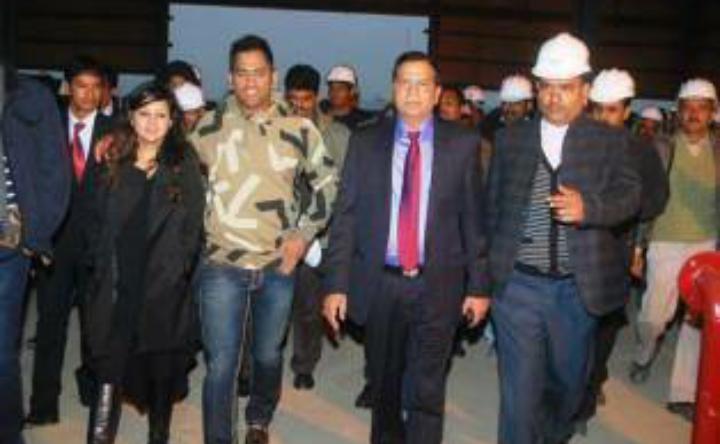 msdsakshi_fc's tweet photo. 💖CELEBRATING 7 WONDERFUL YEARS💖
MS DHONI & SAKSHI RAWAT- TRUE PERSONALITIES, AN AMAZING COUPLE
#Pic22 #TeamMahiSakshi http://t.co/1dj9p4NAP3