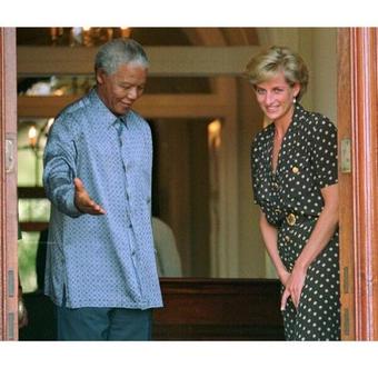 HistoriaDiceQue's tweet photo. La pricesa Diana y Nelson Mandela http://t.co/24ccBWzCSN