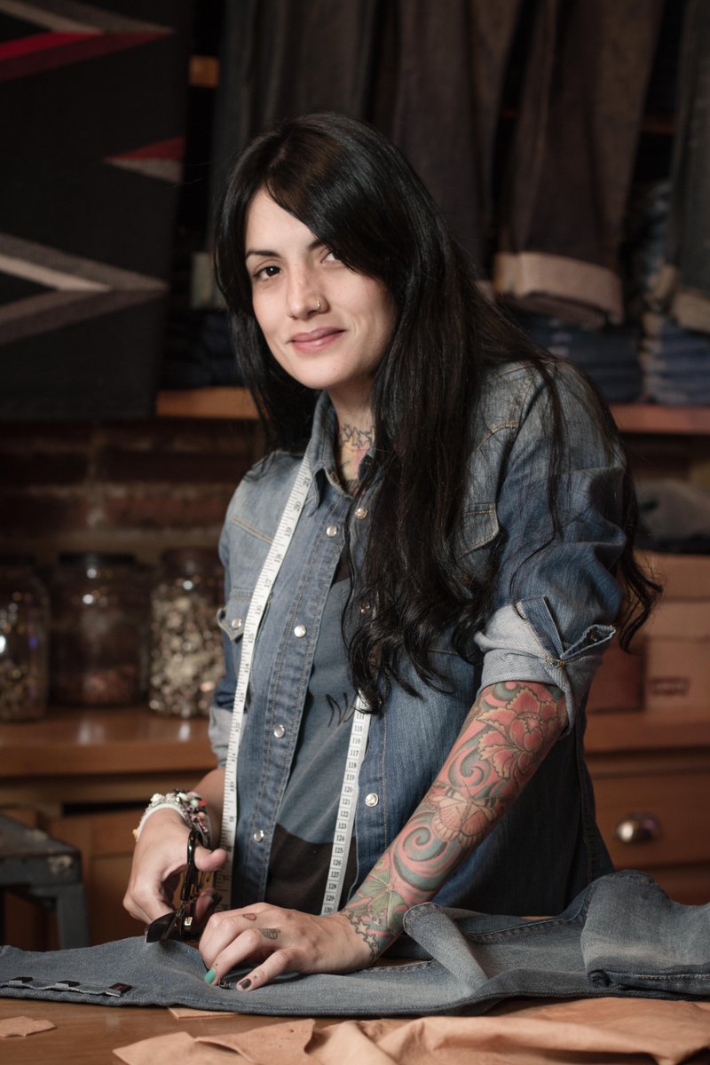 Levis_AR's tweet photo. Ella es Erika, nuestra #TailorMaster, vení a #ElSalvador4714 y con su ayuda #Customiza tu ropa, hacela más tuya! http://t.co/fGoQQ9utV6