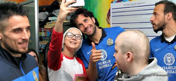 HellasVeronaFC's tweet photo. #ABEODay - @leandrogreco27: "Bello portare un sorriso ai bambini"
http://t.co/v2zeB4Lyy0 http://t.co/KAMWLAn6GU