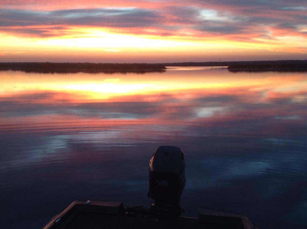 Wisconsinbassin's tweet photo. Sometimes you just need to take a minute to realize how beautiful fishing is 👌 #evinrude http://t.co/4m2xKUy5Ly