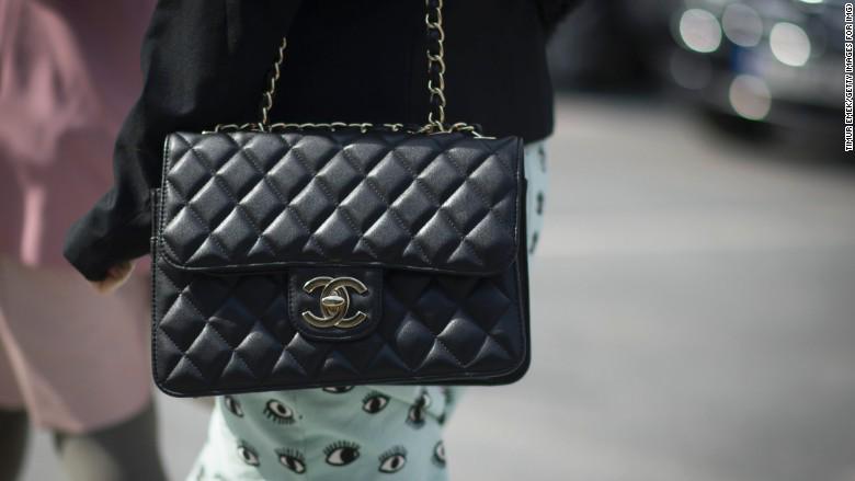 vm_harrison's tweet photo. #Chanel lovers queue for hours in Hong Kong after #luxury brand cuts handbag prices http://t.co/HX0zuQlVDA @CNNMoney http://t.co/XqbnkjF7uP