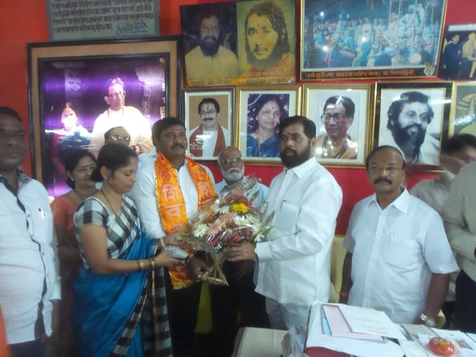 mieknathshinde's tweet photo. टेंभीनाका येथे घणसोलीमधील एन.सी.पी नेते रामचंद्र पाटील यांचा शिवसेनेत प्रवेश. 
#Shivsena #Thane http://t.co/75scXIdzA1