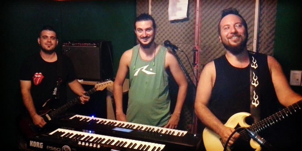 asesinosoficial's tweet photo. Anoche estuvimos ensayando para el lunes que tocamos @GVavallo @javepaz @dieg0x #Ensayo #AsesinosCereales15Años http://t.co/BHksAvckCW