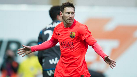 world_foot_'s tweet photo. Lionel Messi attend Cristiano Ronaldo (Clasico) - http://t.co/Y0XFgrassE http://t.co/k7GGSqVEjZ