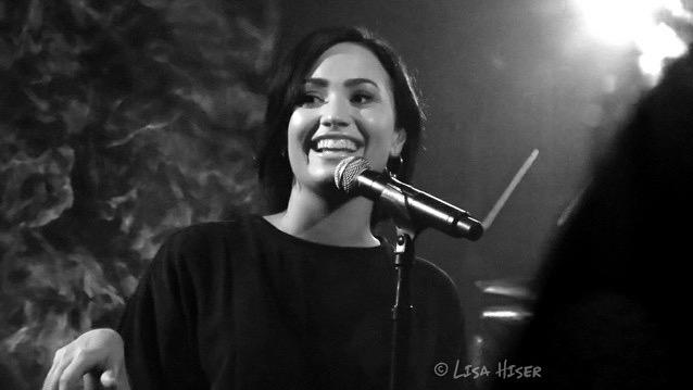 DemiFantasia's tweet image. Demi en el evento del Lovato Scholarship el 18/Marzo (1-4) #DemiLovato ''Really Don't Care'' #HitTheRoad @radiodisney