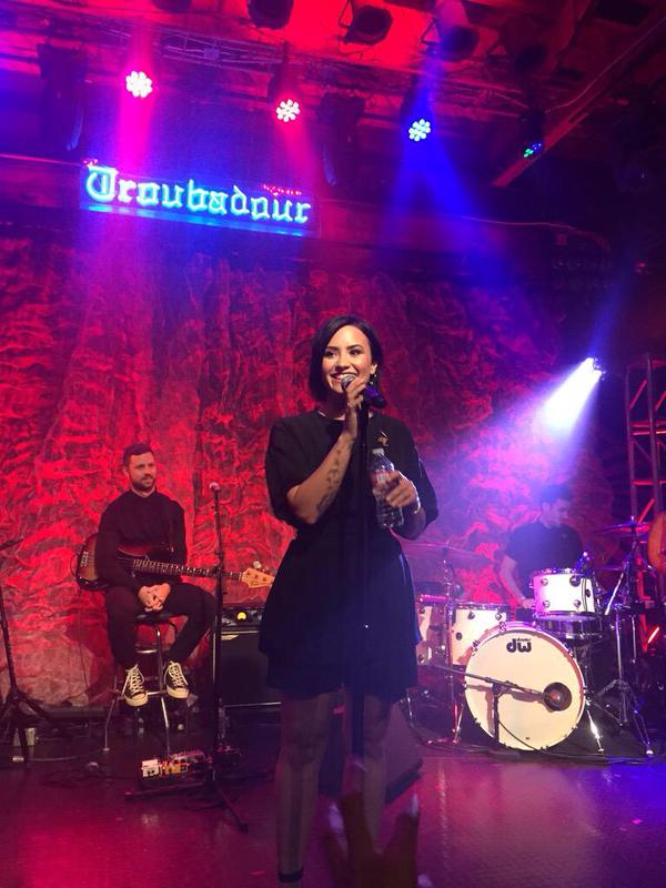 DemiFantasia's tweet image. Demi en el evento del Lovato Scholarship el 18/Marzo (1-4) #DemiLovato ''Really Don't Care'' #HitTheRoad @radiodisney
