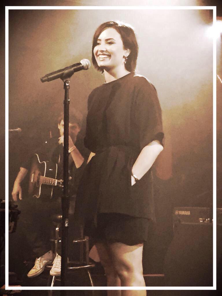 DemiFantasia's tweet image. Demi en el evento del Lovato Scholarship el 18/Marzo (1-4) #DemiLovato ''Really Don't Care'' #HitTheRoad @radiodisney