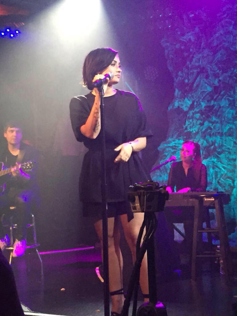 DemiFantasia's tweet image. Demi en el evento del Lovato Scholarship el 18/Marzo (1-4) #DemiLovato ''Really Don't Care'' #HitTheRoad @radiodisney