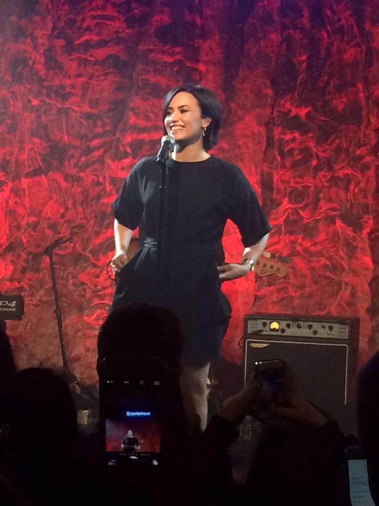 DemiFantasia's tweet image. Demi en el evento del Lovato Scholarship el 18/Marzo (5-8) #DemiLovato ''Really Don't Care'' #HitTheRoad @radiodisney