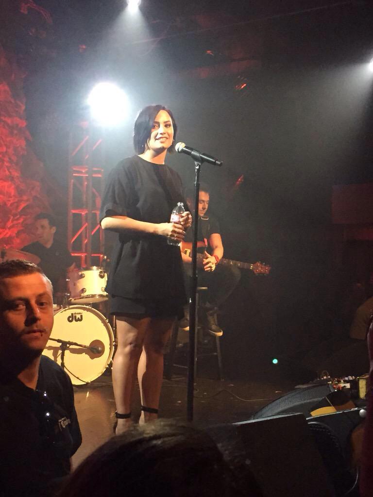 DemiFantasia's tweet image. Demi en el evento del Lovato Scholarship el 18/Marzo (5-8) #DemiLovato ''Really Don't Care'' #HitTheRoad @radiodisney