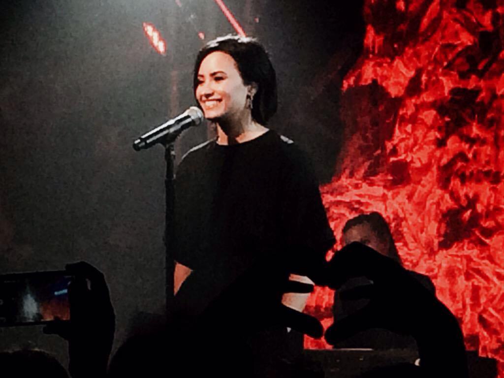 DemiFantasia's tweet image. Demi en el evento del Lovato Scholarship el 18/Marzo (5-8) #DemiLovato ''Really Don't Care'' #HitTheRoad @radiodisney