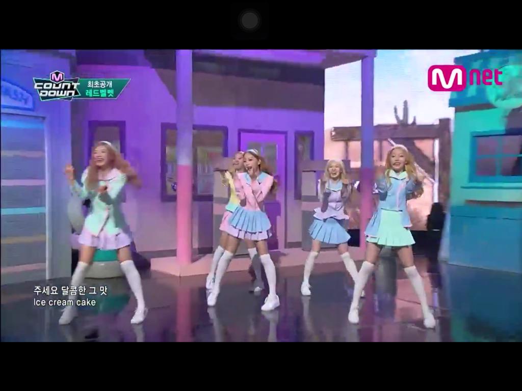 jjkabtsx's tweet photo. "RedVelvetOffice: [Screen Capture] #레드벨벳 Ice Cream Cake stage at M Countdown 

-LA- http://t.co/DfkIaAo1Id"