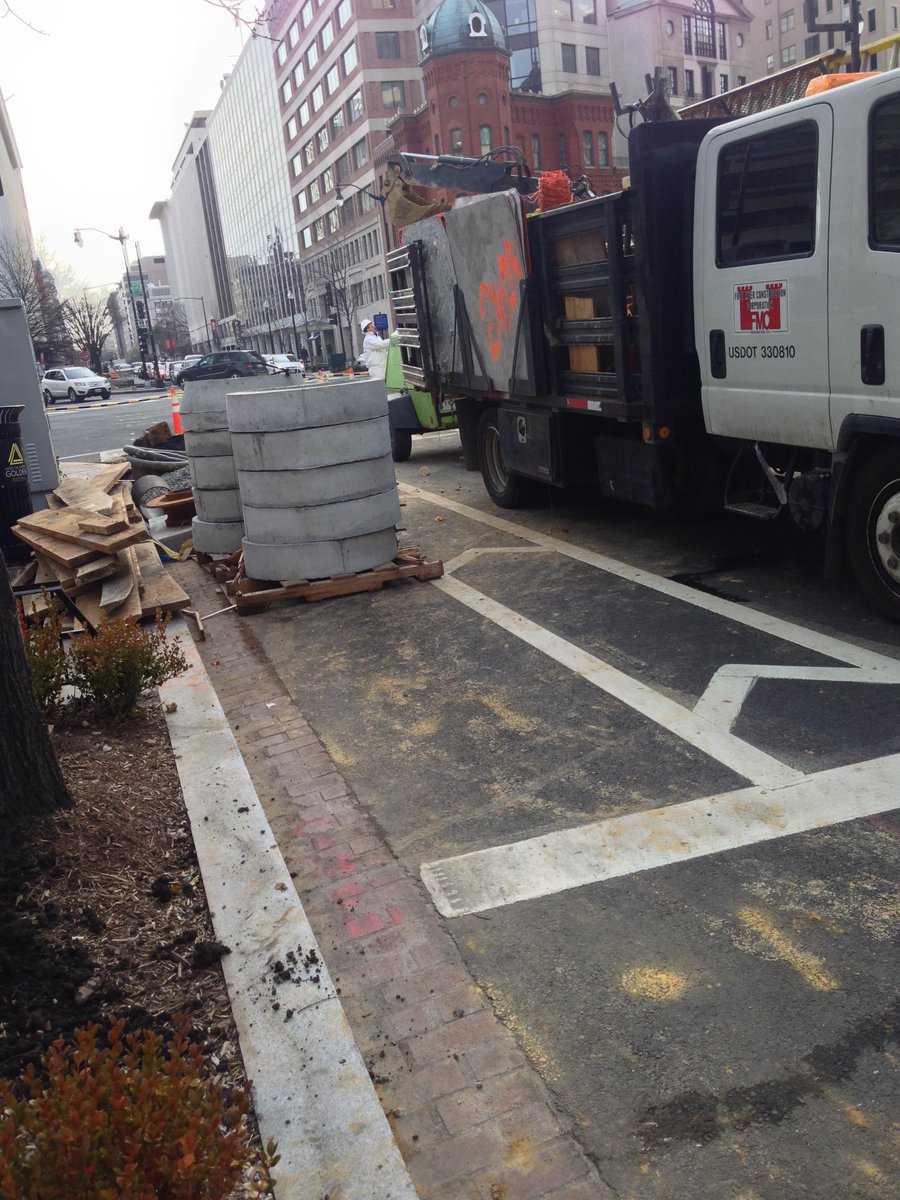 MStBikeTrack's tweet photo. Construction in bike track at Connecticut Ave. Detour has cyclists getting sprayed by dirt water. #bikeDC http://t.co/n3QpvpnVSZ