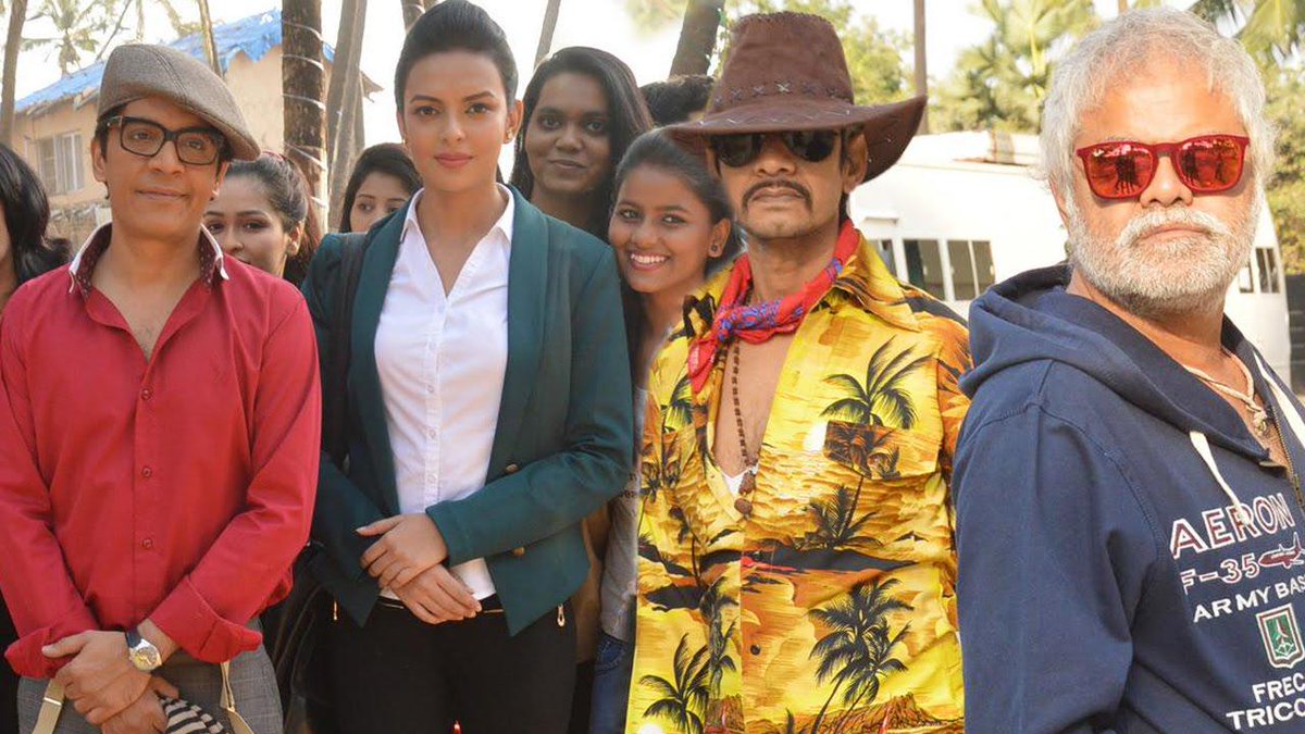 BollywoodH's tweet photo. #SanjayMishra busy for SRK's #Dilwale, delays #JimmyShergill's next '#GunPeDone

http://t.co/tUzTeAJV5c http://t.co/rCQ9OAferw
