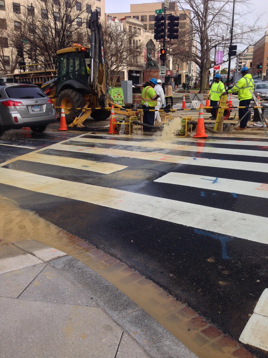 MStBikeTrack's tweet photo. Construction in bike track at Connecticut Ave. Detour has cyclists getting sprayed by dirt water. #bikeDC http://t.co/n3QpvpnVSZ