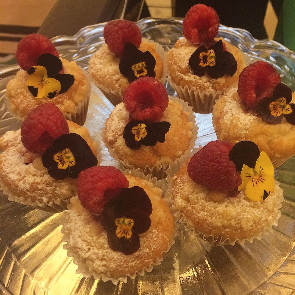 ClaridgesHotel's tweet image. Elevenses time #raspberrycupcakes #britishtradition @MaybourneHotels
