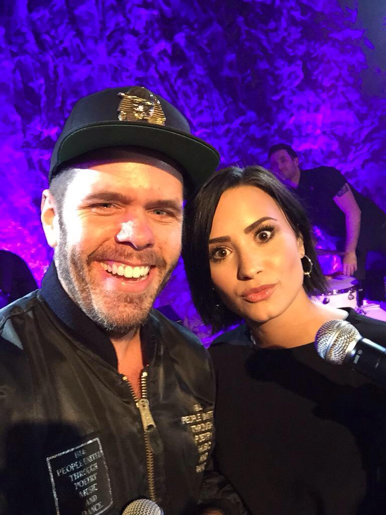 DemiFantasia's tweet image. Demi con Perez Hilton en el evento del Lovato Scholarship #DemiLovato ''Really Don't Care'' #HitTheRoad @radiodisney