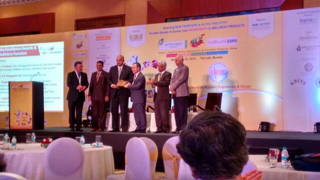 NutraIndia2015's tweet photo. #NUTRAEXCELLENCEAWARDS #BASF presented the award for their outstanding contribution for growth of Industry http://t.co/WX1lsJNlHL