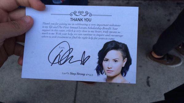 DemiFantasia's tweet image. Tarjeta que le dieron a los fans que asistieron al evento #DemiLovato ''Really Don't Care'' #HitTheRoad @radiodisney