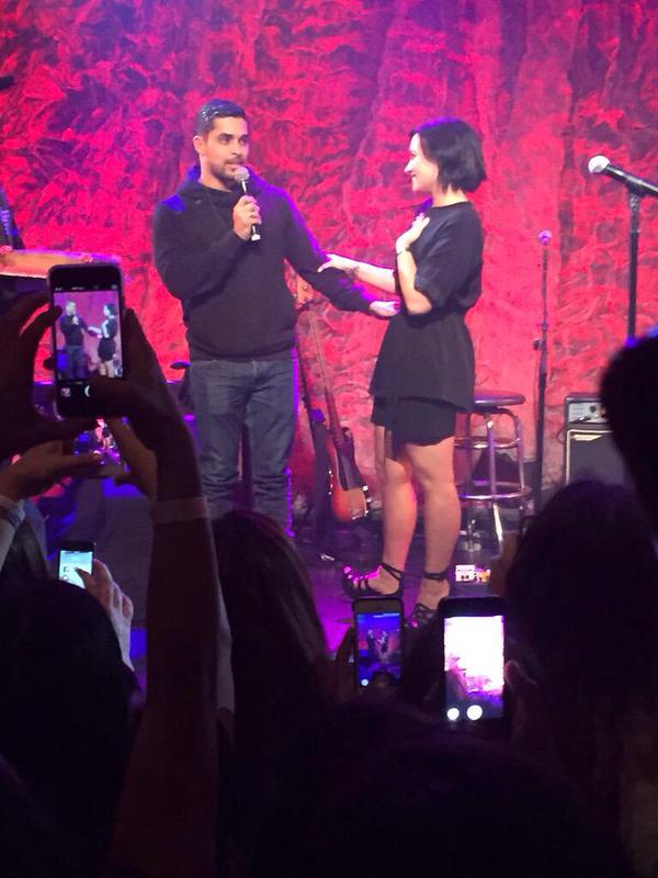 DemiFantasia's tweet image. Demi y Wilmer en el evento del Lovato Scholarship (1-4) #DemiLovato ''Really Don't Care'' #HitTheRoad @radiodisney