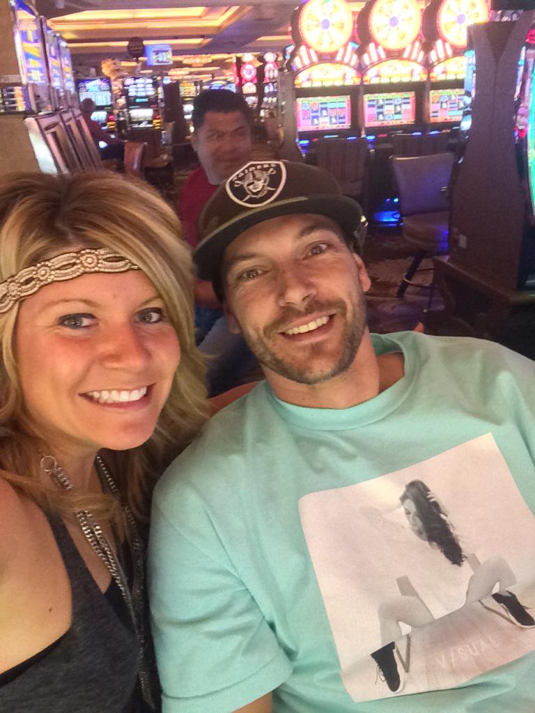 zjhicks's tweet photo. @kevinfederline vacation in Vegas last weekend was made by meeting this guy! Super nice, I'm a huge fan! #starstruck http://t.co/SspPnHDXi9