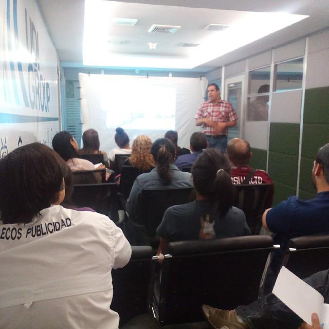 Imagen_VE's tweet photo. Hoy @Danbritto dicta un #curso de Producción de #Televisión para el equipo de @EduTelevision, desde nuestra sede. http://t.co/g7YYHzKx04