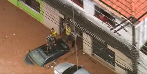 g1saopaulo's tweet image. TEMPO REAL: Chuva forte provoca alagamentos em Taboão da Serra, na Grande SP glo.bo/1xo52cD #G1