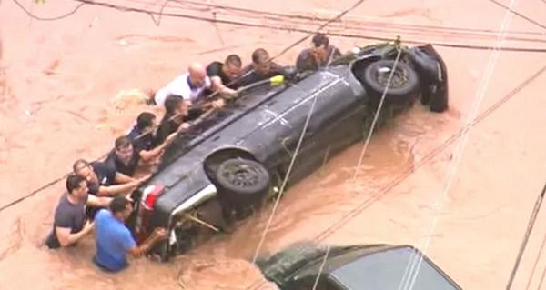 g1saopaulo's tweet image. TEMPO REAL: Homens tentam desvirar carro virado pela chuva glo.bo/1xo52cD #G1