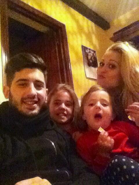 mariagc_90's tweet photo. Tarde completita rodeada d mis preciosidades @JohnnyCG10 http://t.co/8whMH3Q1Oy