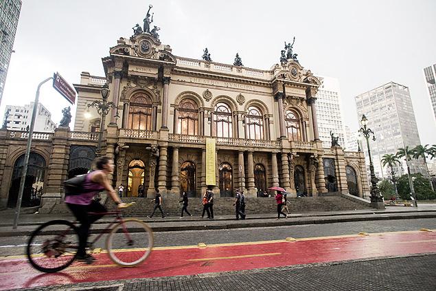 folha's tweet image. URGENTE: Justiça manda Haddad paralisar construção de ciclovias em SP folha.com/no1605192