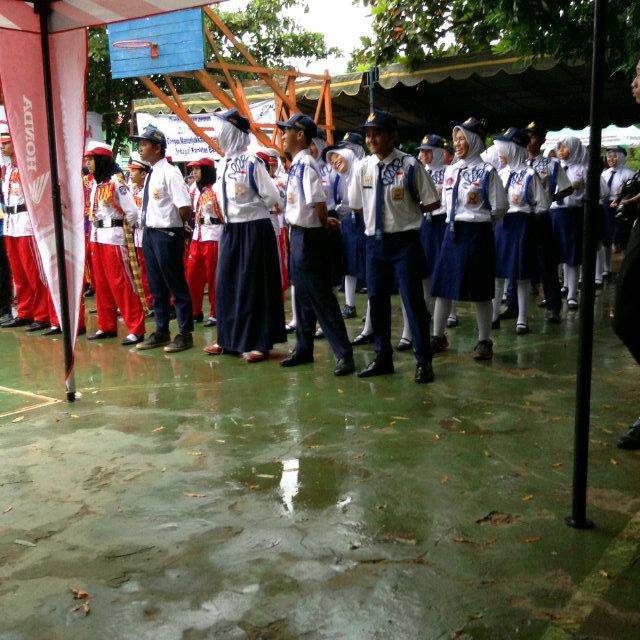 Beda pakaian nya sebelum tampil sama sesudah tampil ;D