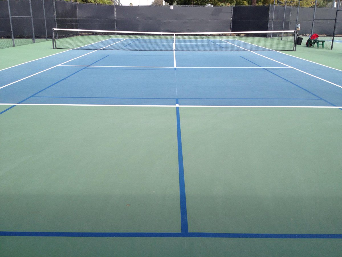 Какое поле теннисный. Разуклонка теннисного корта. Теннисный корт в Хэмптон-корте. Теннисный корт 1:500. Дворец Хэмптон Королевский теннисный корт.